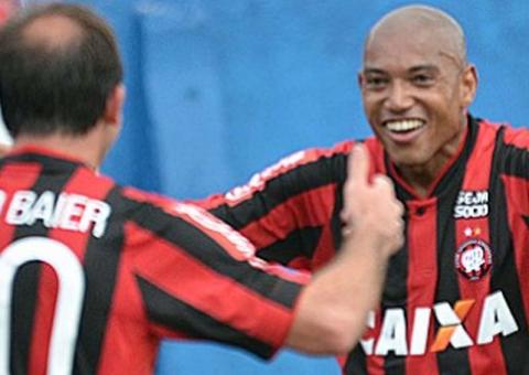 Atlético-PR bate São Paulo e impede festa do Cruzeiro